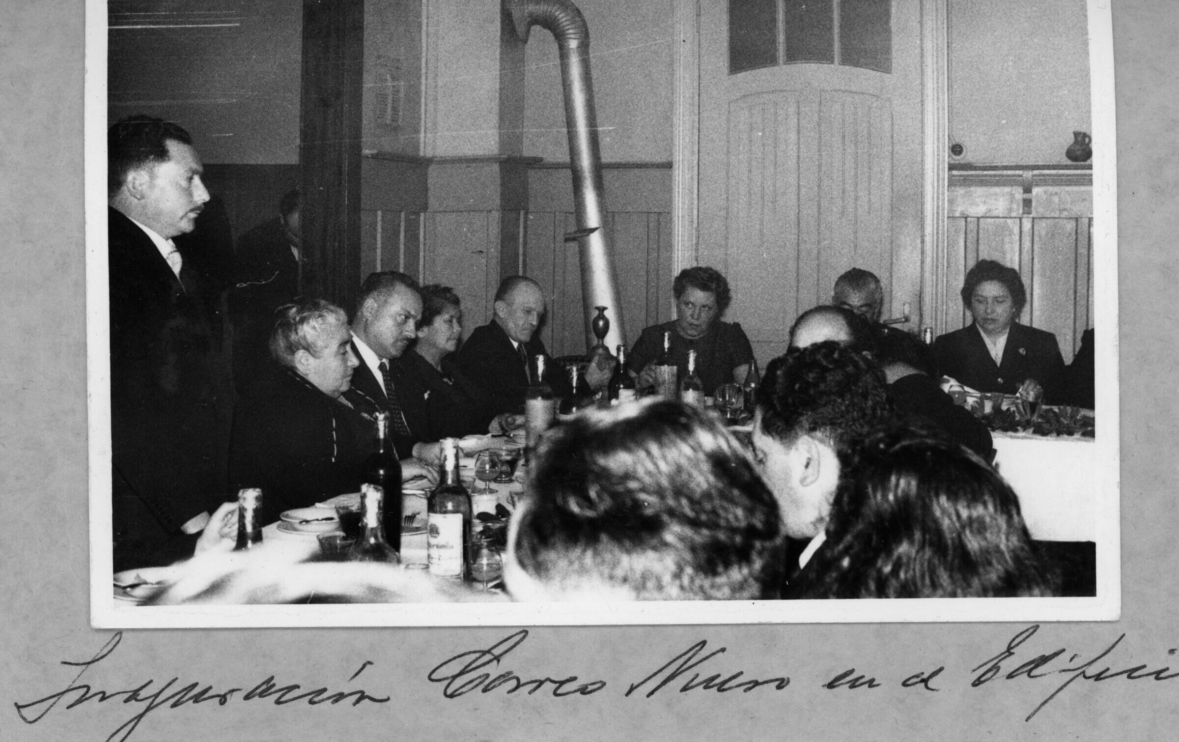 plano general de Hombres y Mujeres sentados alrededor de una mesa durante un banquete de inauguración en el nuevo edificio de correos de Chile