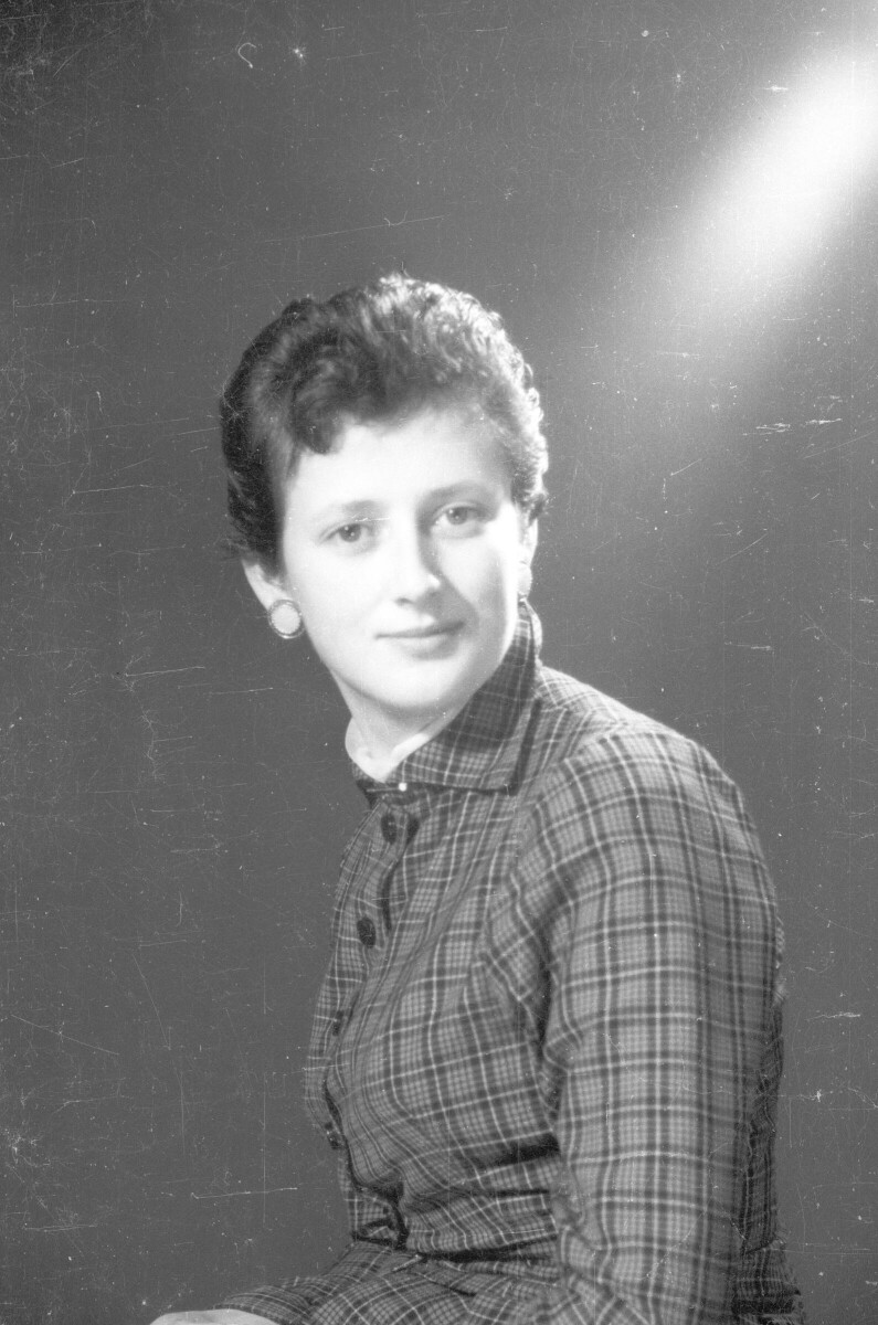 Retrato de estudio de Plano medio largo de una mujer con Vestido posando de frente