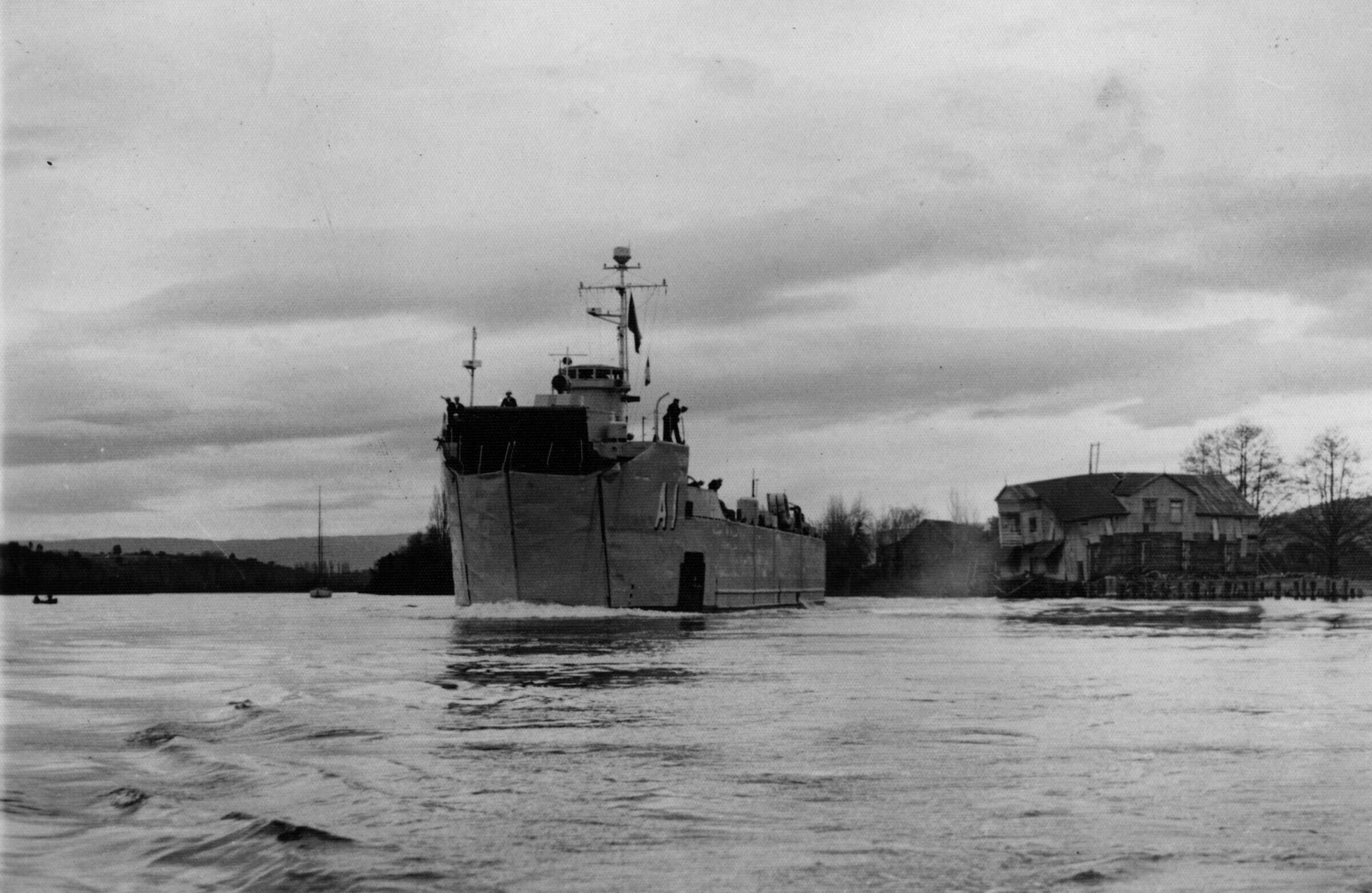 -plano general de la barcaza --Isaza--. En su interior lleva Hombres y Mujeres mientras navega por la rivera de RÍO Bueno-