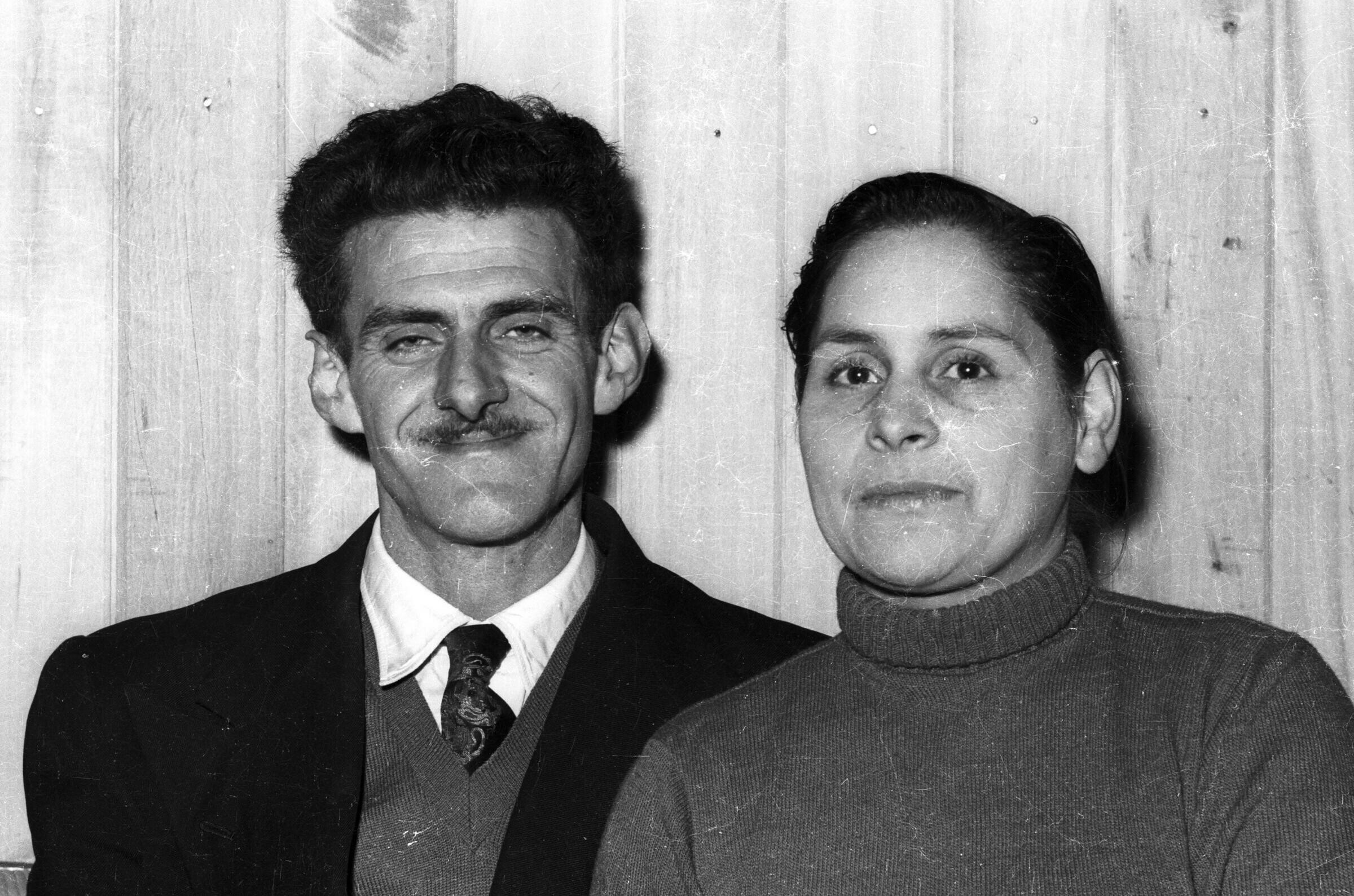 Retrato de plano medio de Mujer con beatle y Hombre con Traje mirando de frente