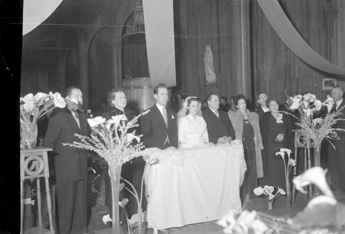 Plano general del desarrollo de una ceremonia de matrimonio religiosa dentro de una iglesia