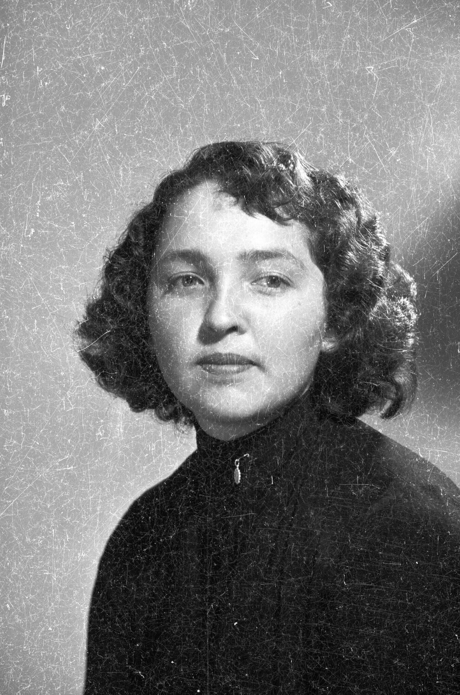 Retrato de estudio de Plano medio de una mujer de pelo corto, posando de frente