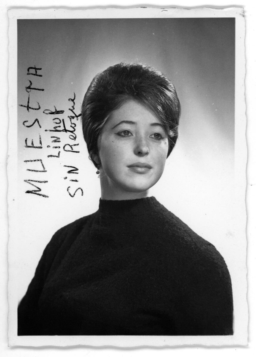 Retrato de estudio de Plano medio de una mujer posando de Medio perfil. Lleva un amplio peinado utilizado en la época de los 60'