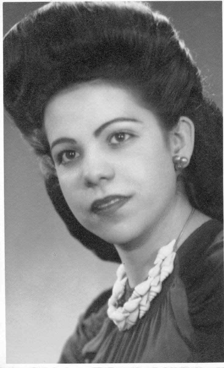 Retrato de plano medio largo  de una mujer posando de Medio perfil