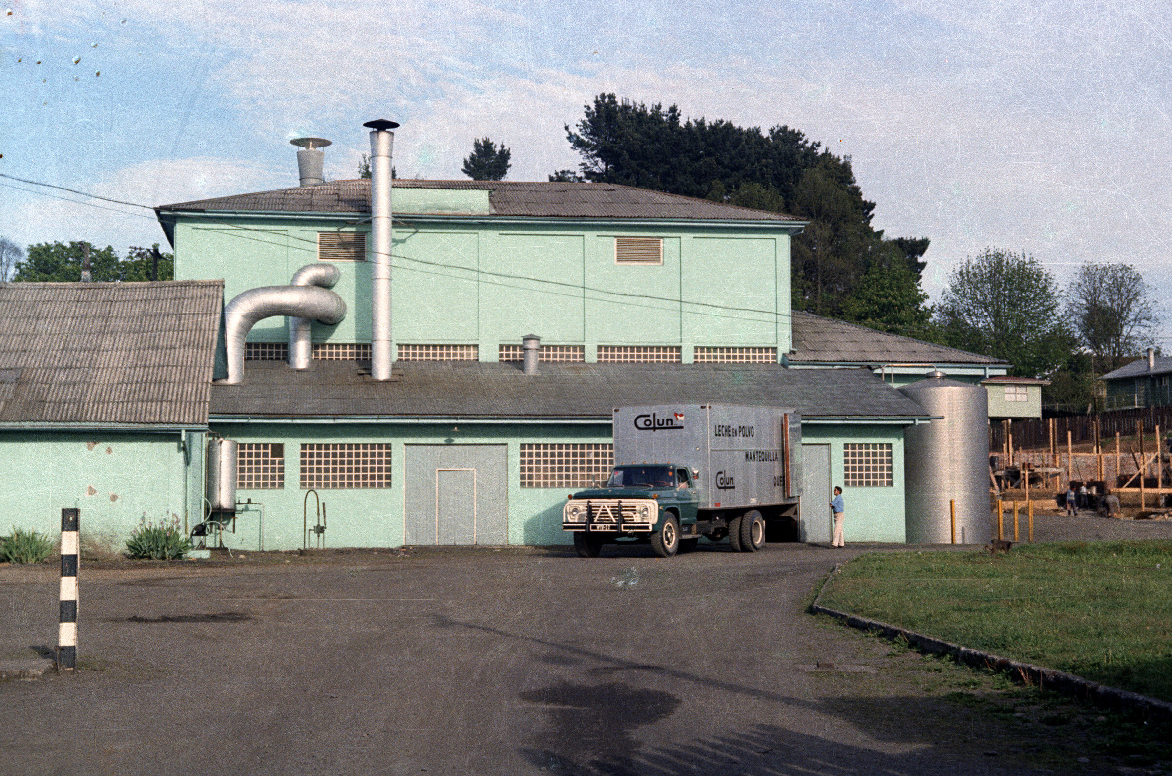 plano general de un camión descargando en una de las dependencias de la planta de la Colun