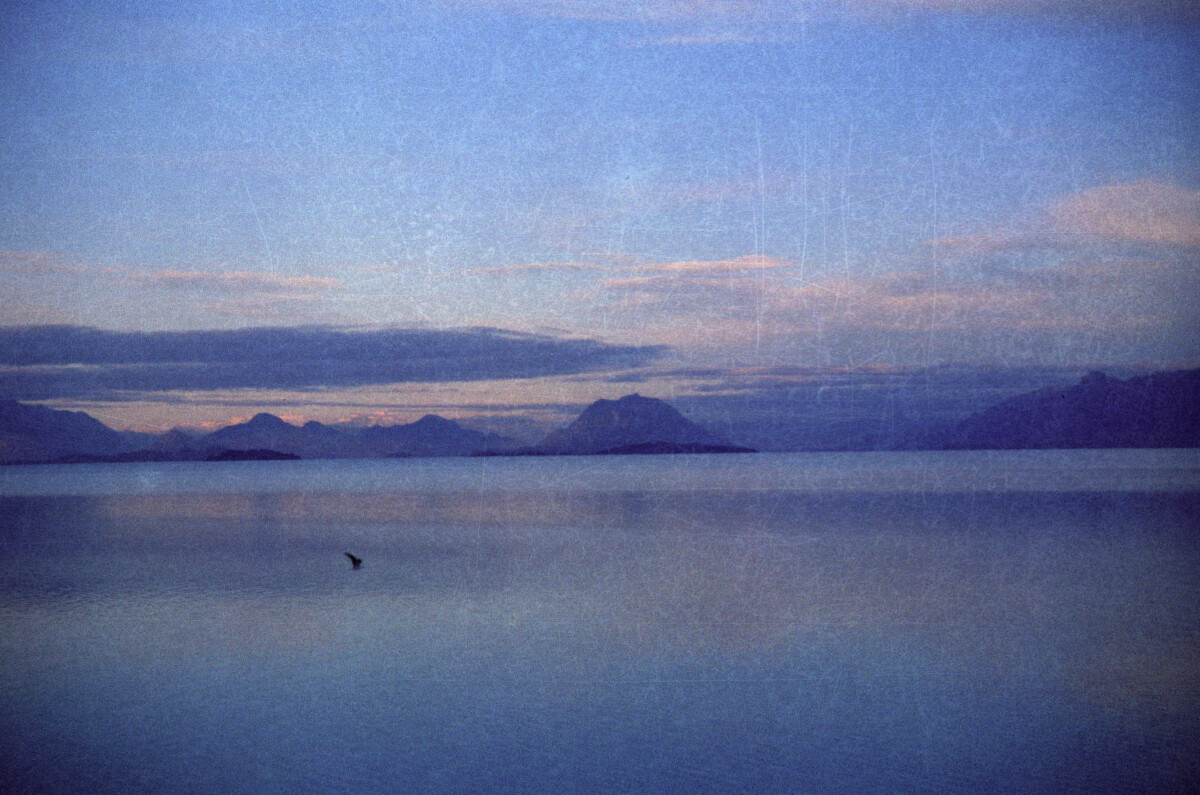plano general de lago Ranco. En el fondo se observan cerros y nubes que lo rodean.