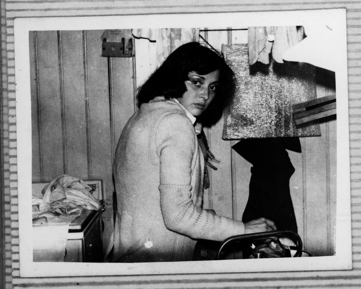 Retrato de una mujer adulta que parece estar cocinando.