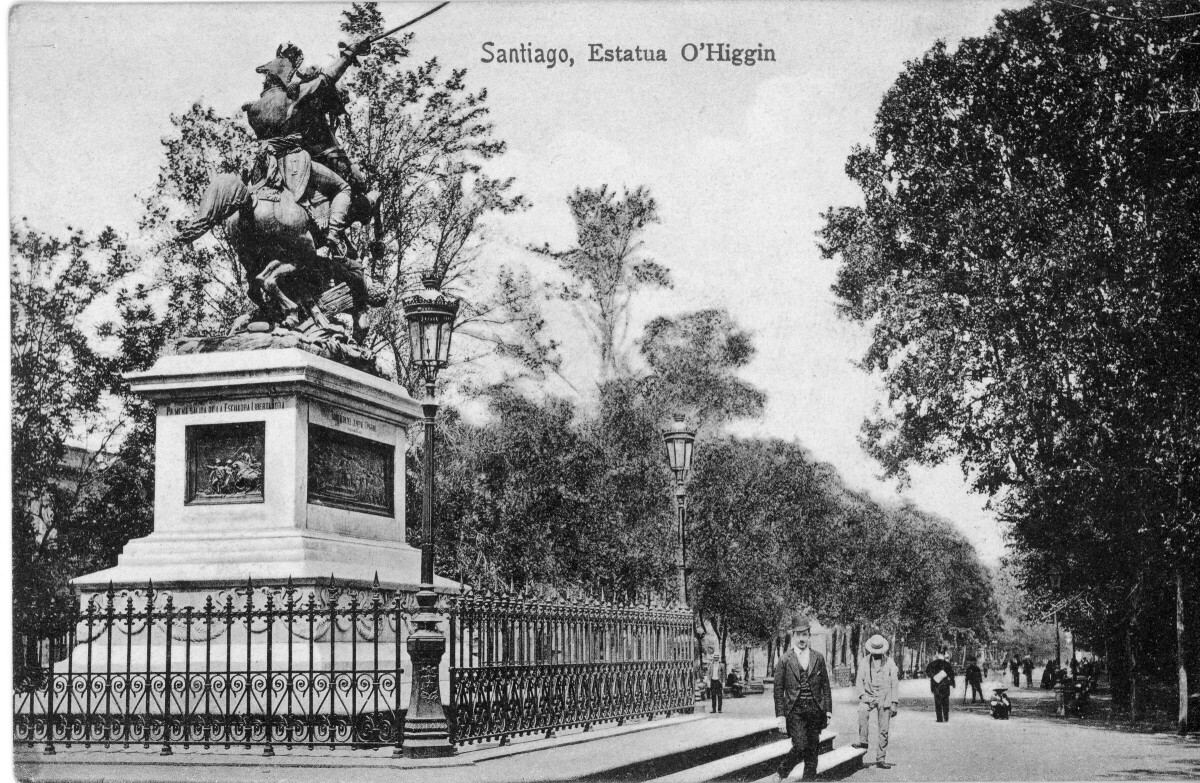 Postal de la estatua de Bernardo O'Higgins a caballo, ubicada en la plaza de la ciudadanía en Santiago.