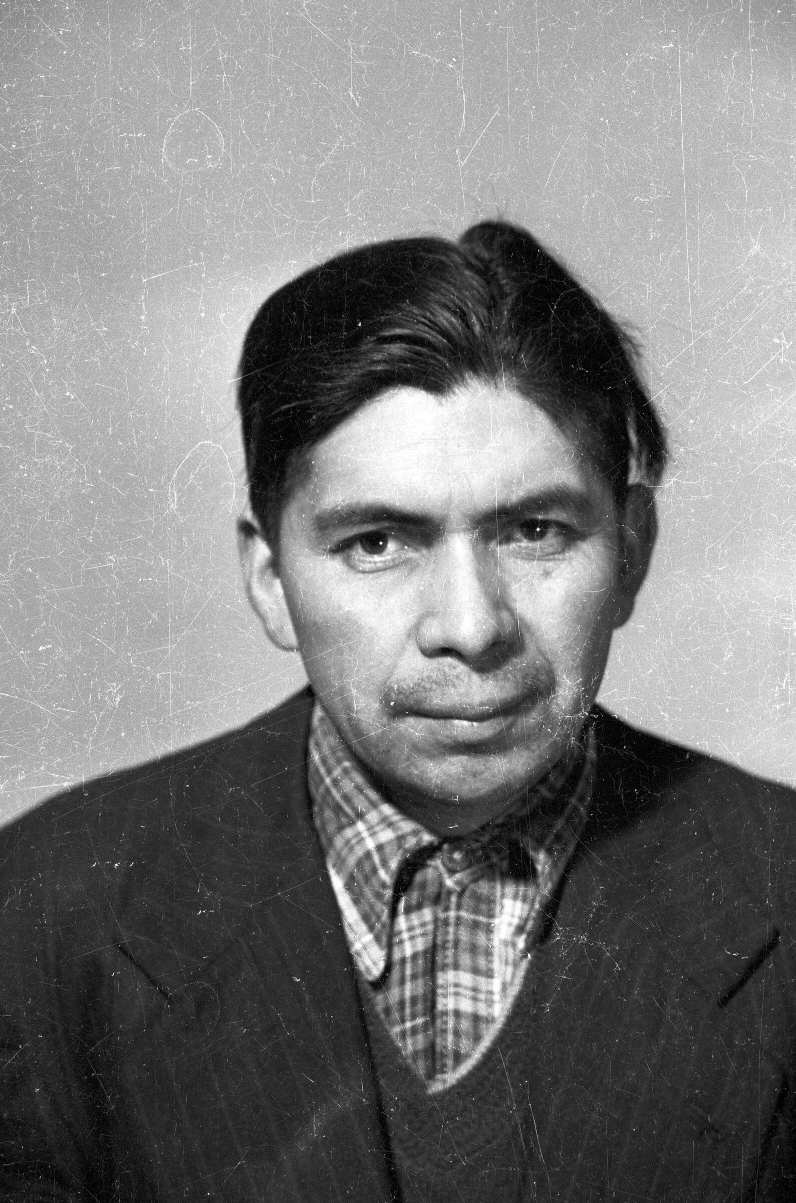 Retrato de estudio de Plano medio de Hombre con Traje mirando de frente