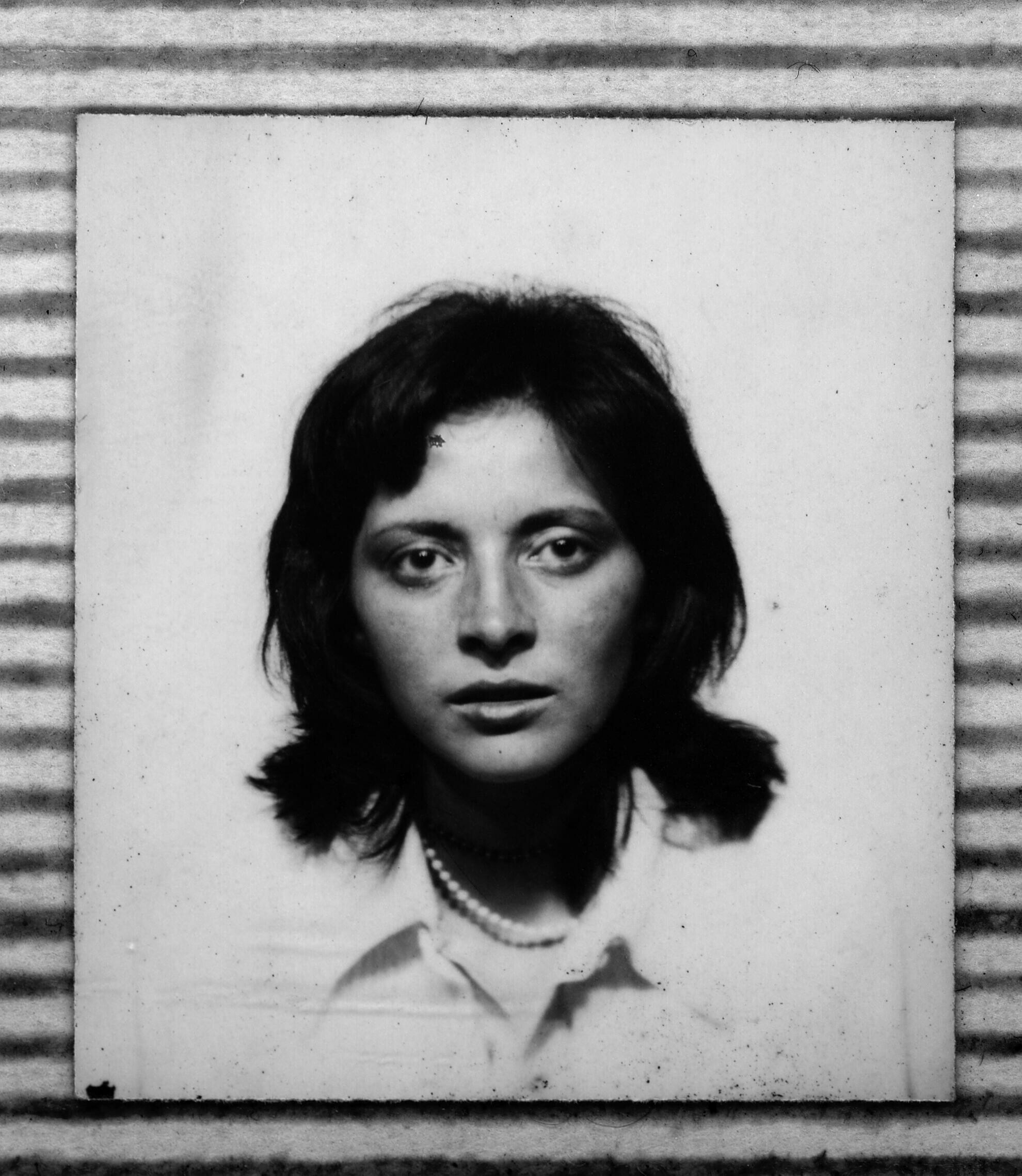 Retrato primer plano de mujer adulta.