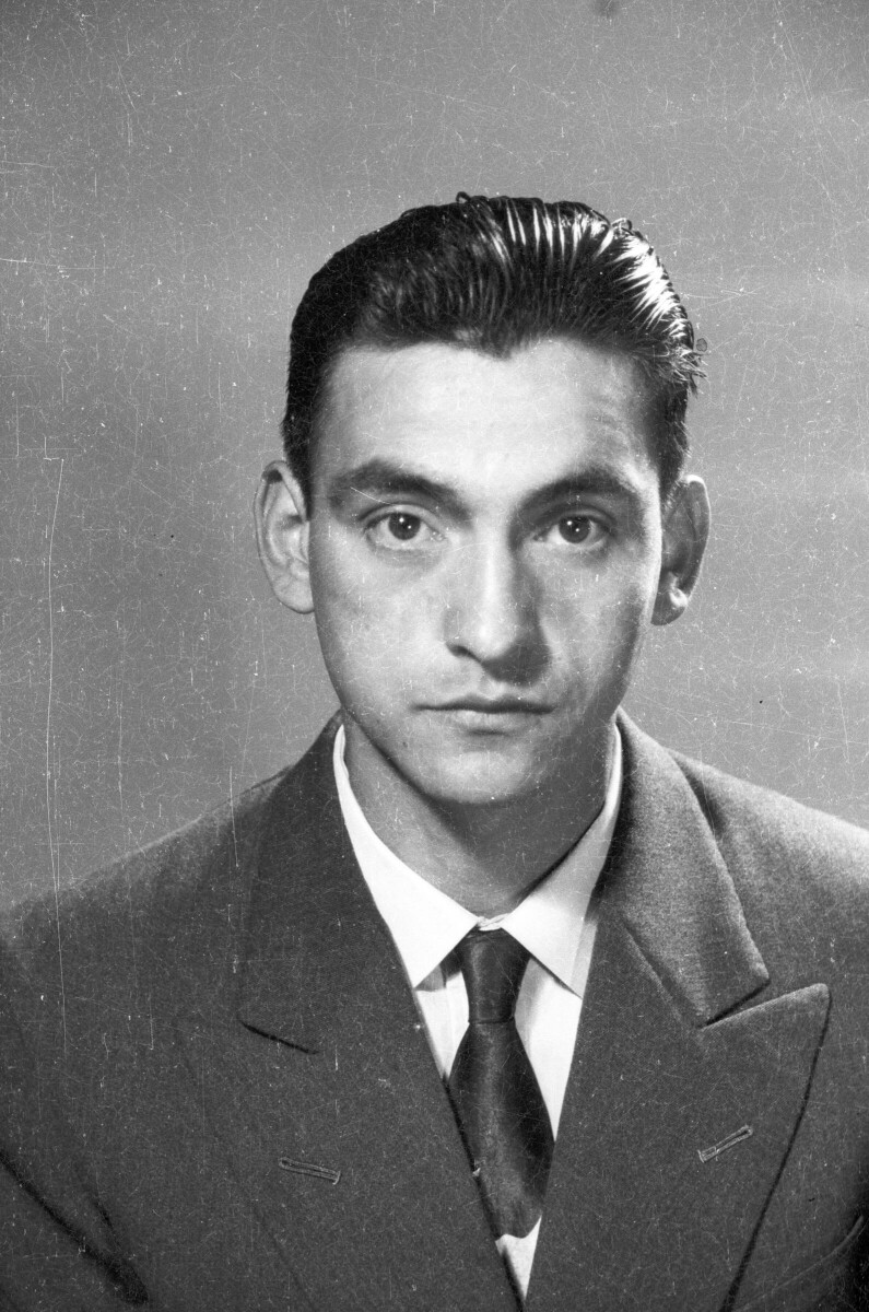 Retrato de estudio de Plano medio de un hombre de Traje posando de frente