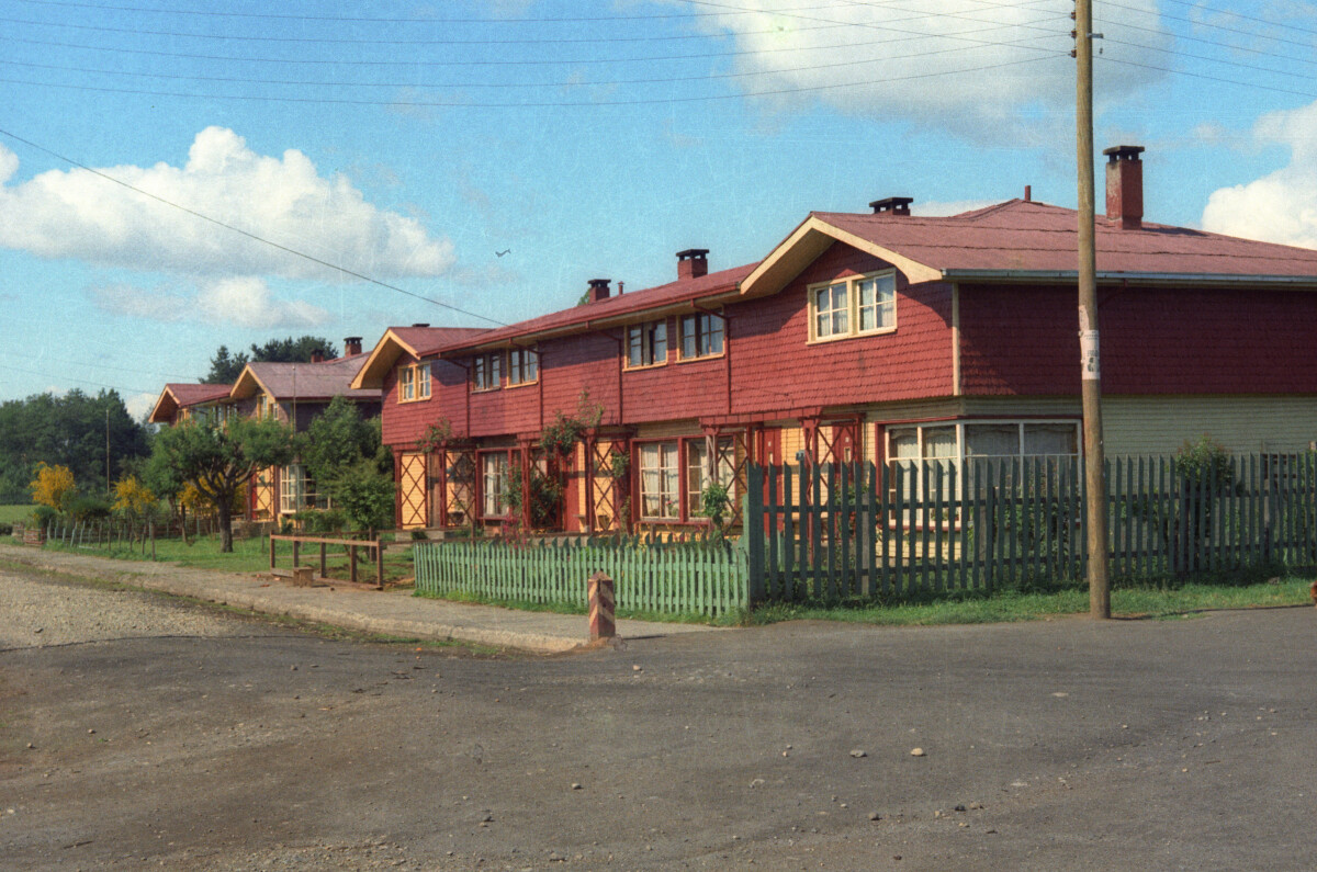 plano general de un grupo de casas pareadas, de dos pisos, pertenecientes a la población Lino
