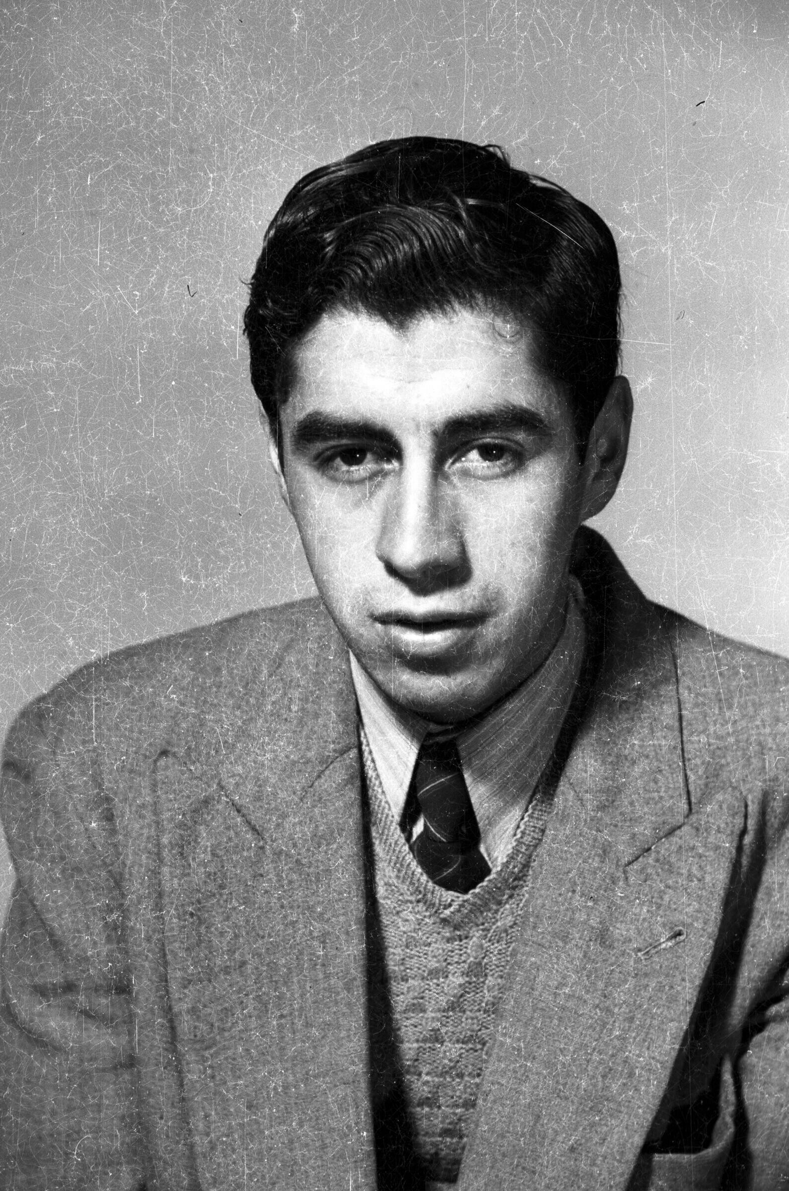 Retrato de estudio de Plano medio de un hombre joven, vestido de Traje, posando de frente