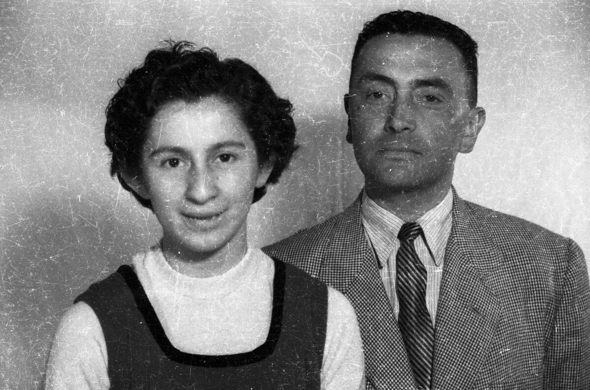 Retrato de estudio de Plano medio de una mujer joven posando junto a un hombre vestido de Traje. Ambos están de frente