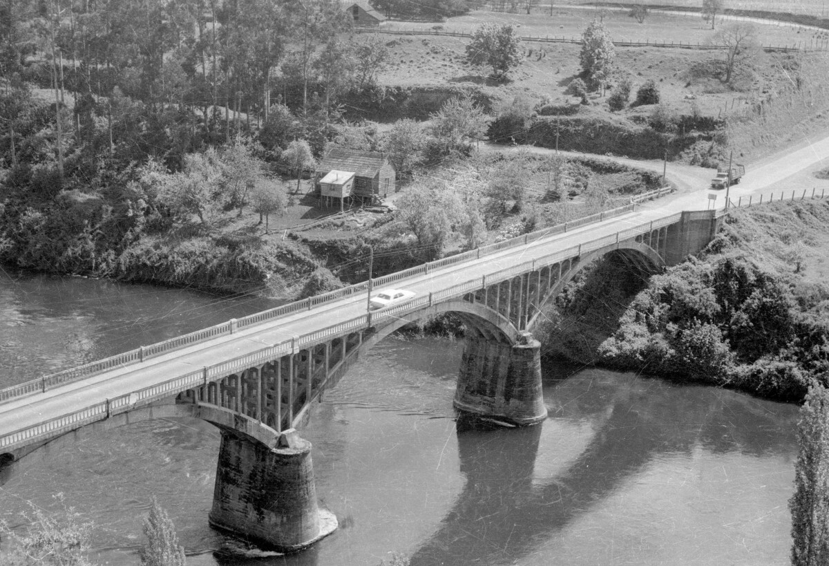 Plano general de puente de RÍO Bueno tomada desde las alturas.