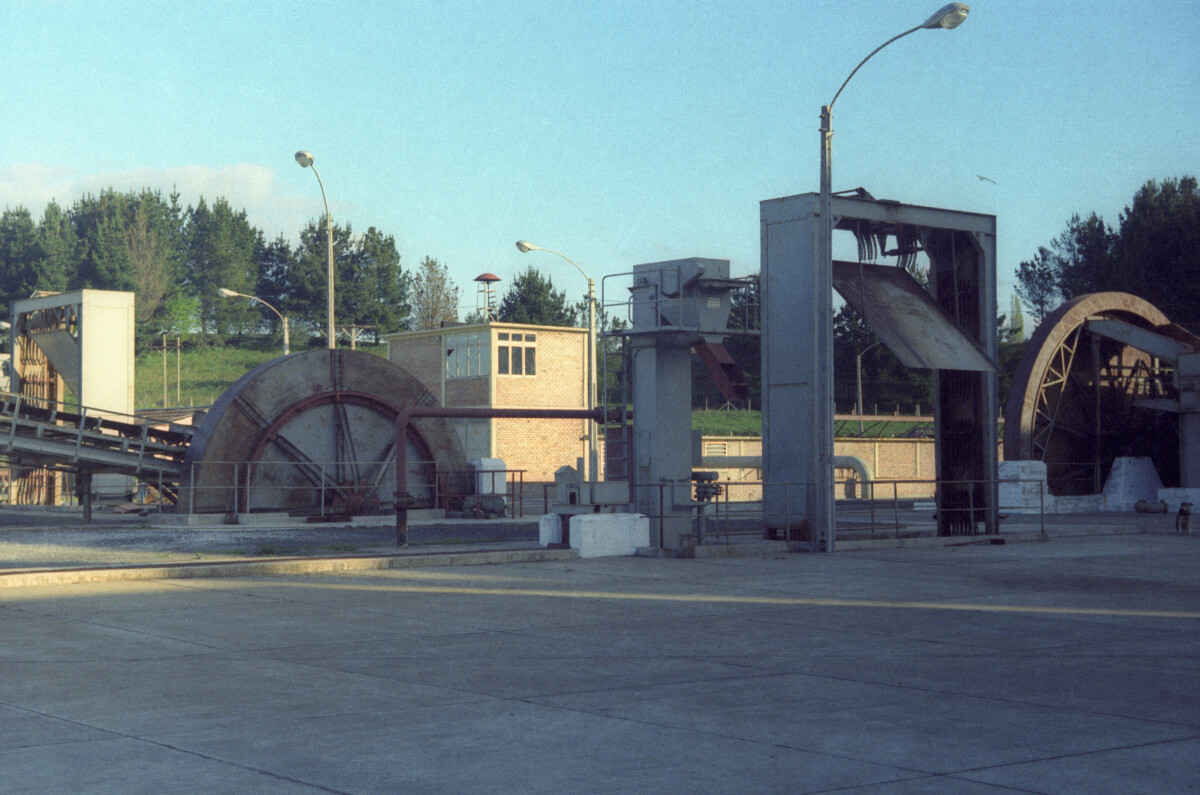 Plano general una maquinaria ubicada en el exterior de una industria no identificada