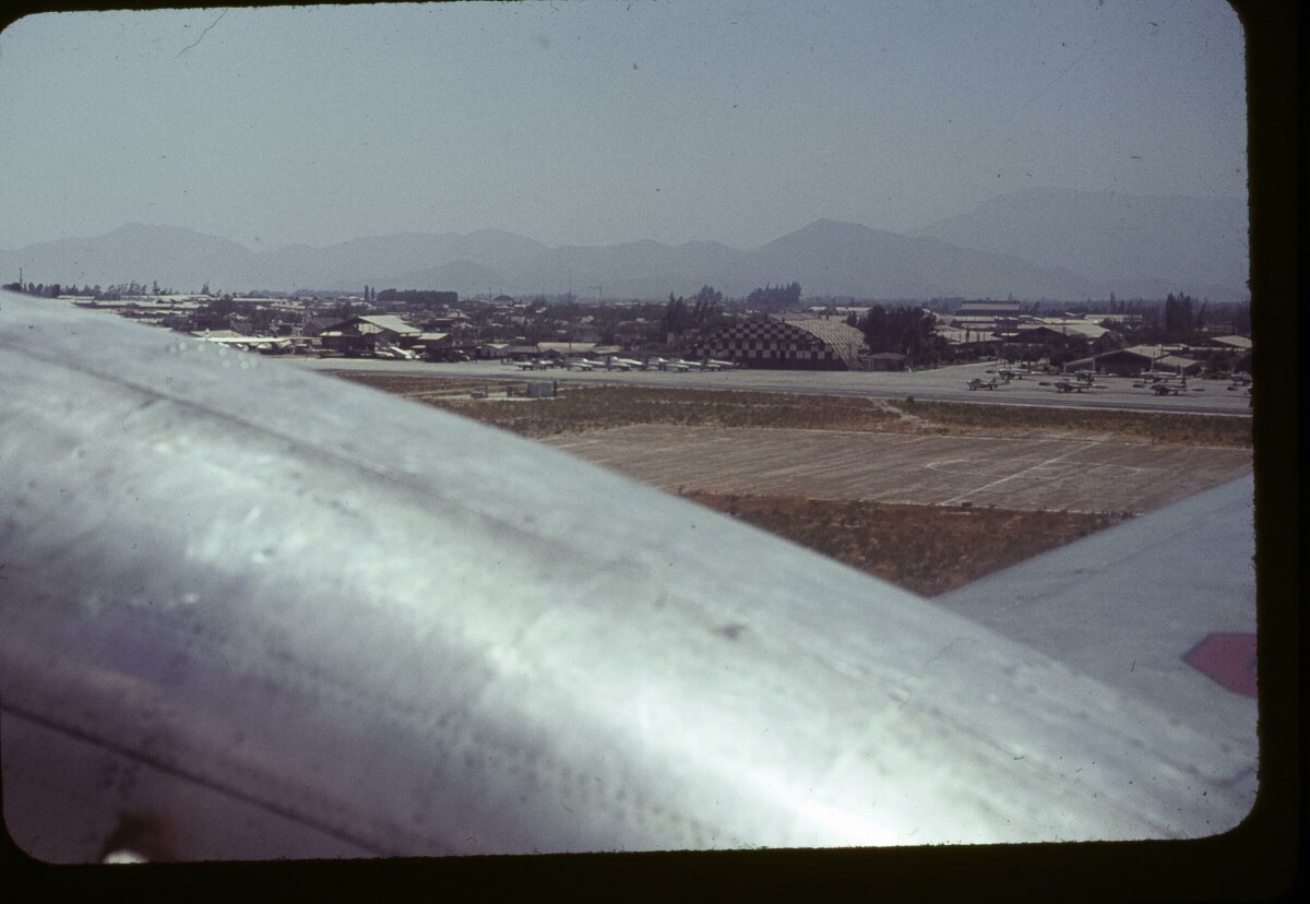 Primer plano del ala de un avión despegando. Imagen captada desde una ventana del avión.