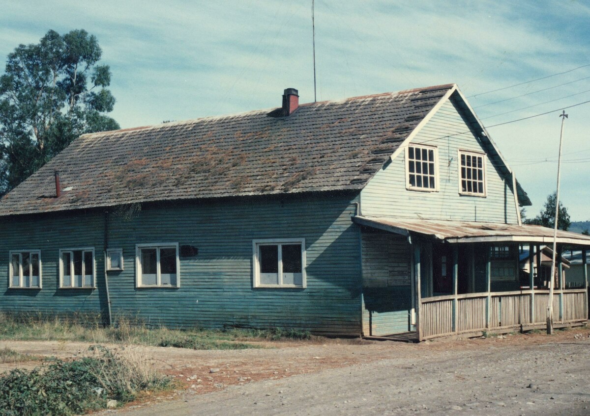 plano general de una casa de dos niveles. Cuenta con terraza y está ubicada en las dependencias de la Compañía carbonífera San Pedro de Catamutún