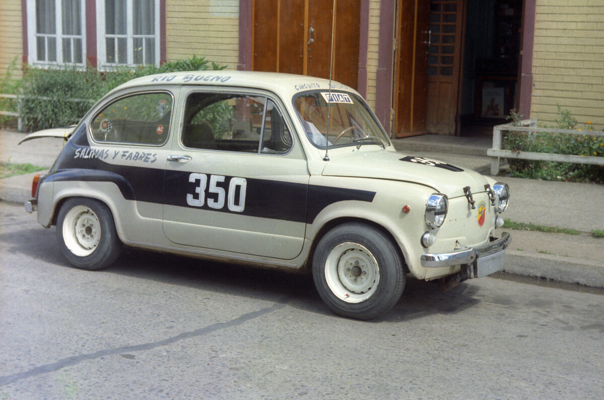 plano general de un Fiat 600 de carrera estacionado en el frontis del Club Alemán de La Unión
