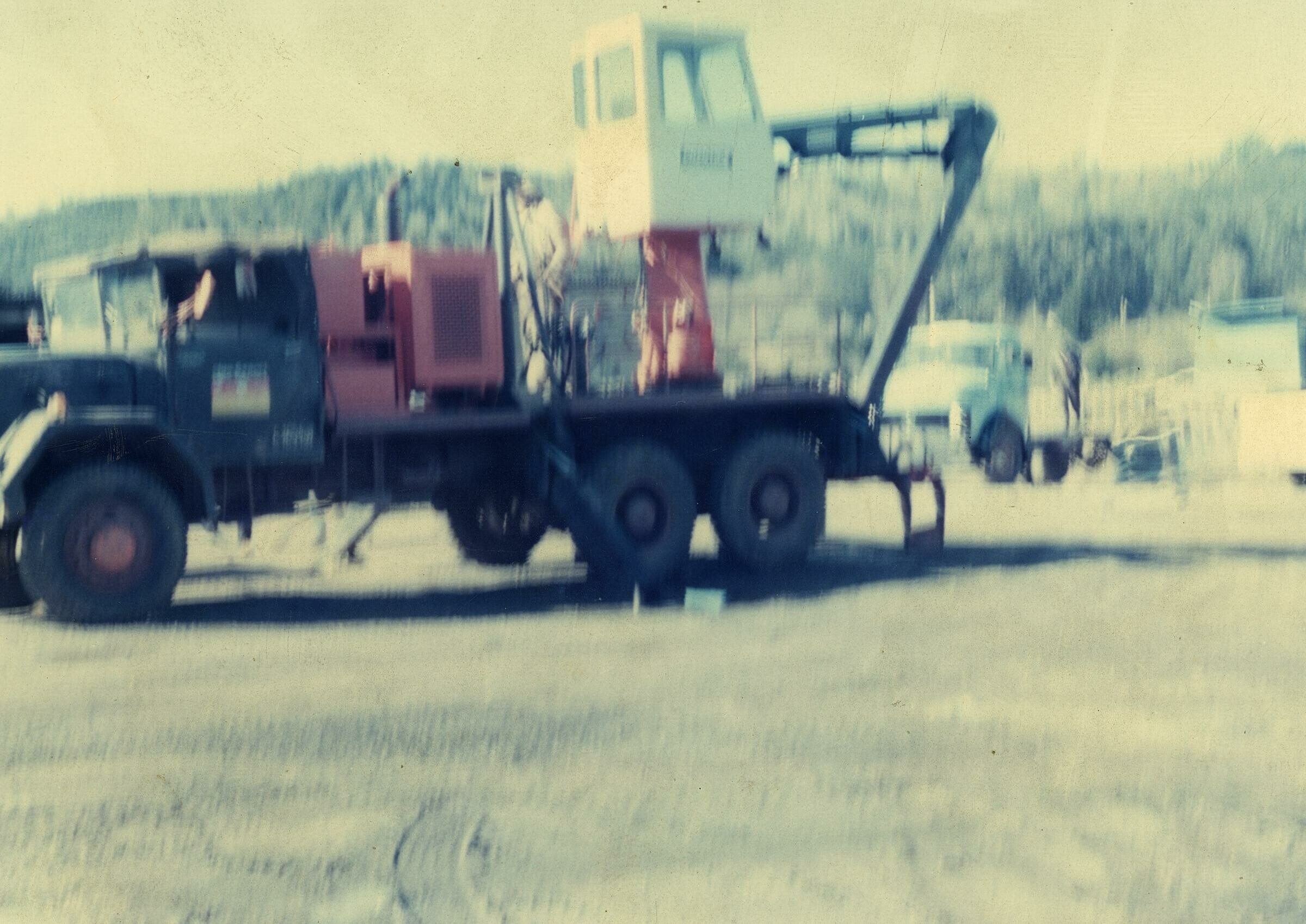 Plano entero de un camión con un brazo hidráulico sobre la carrocería, ubicado en la Compañía carbonífera San Pedro de Catamutún