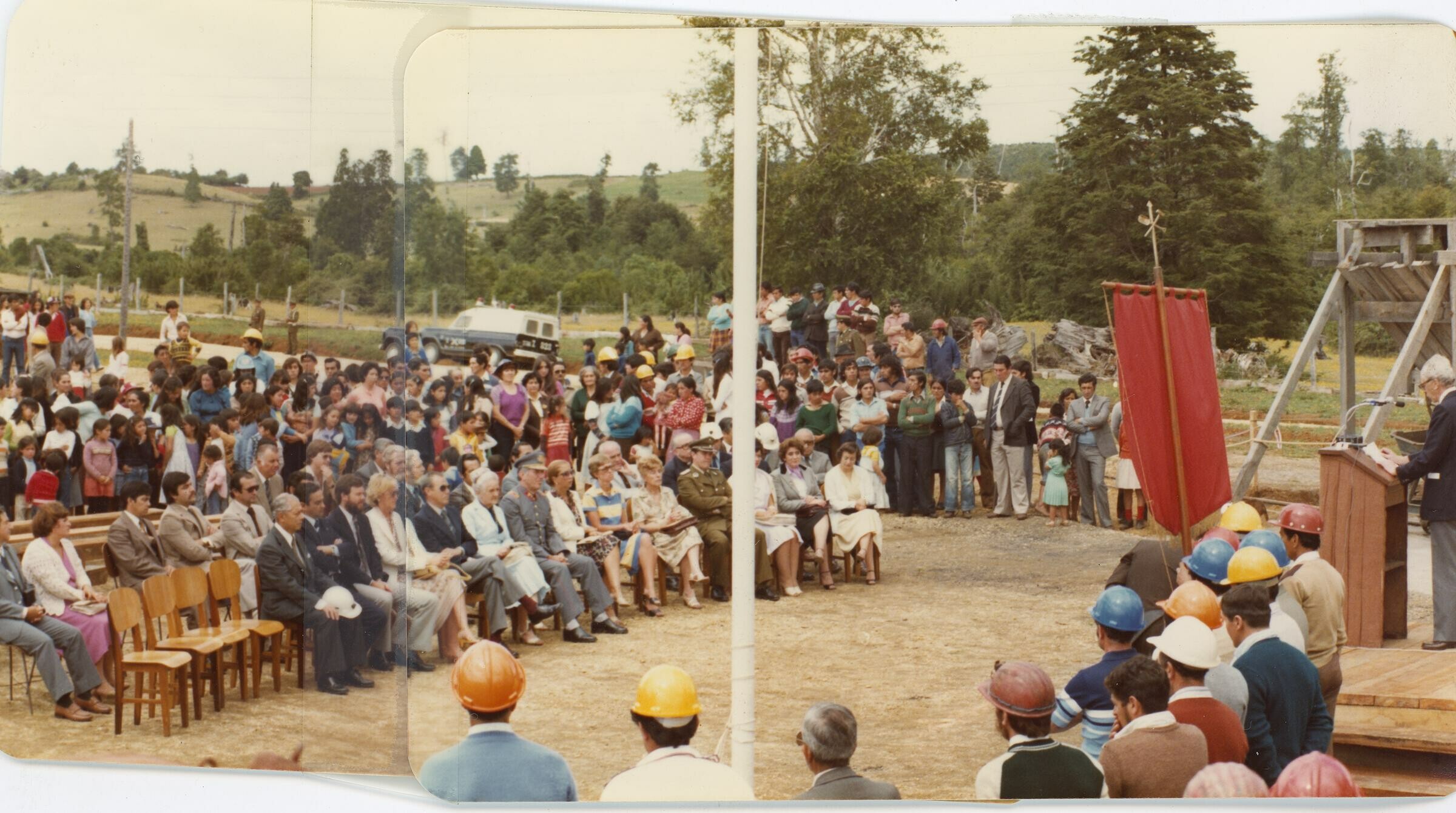 plano general de un grupo de mineros reunidos junto al escenario, frente a un grupo de autoridades e invitados durante un homenaje realizado en las dependencias de la Compañía carbonífera San Pedro de Catamutún