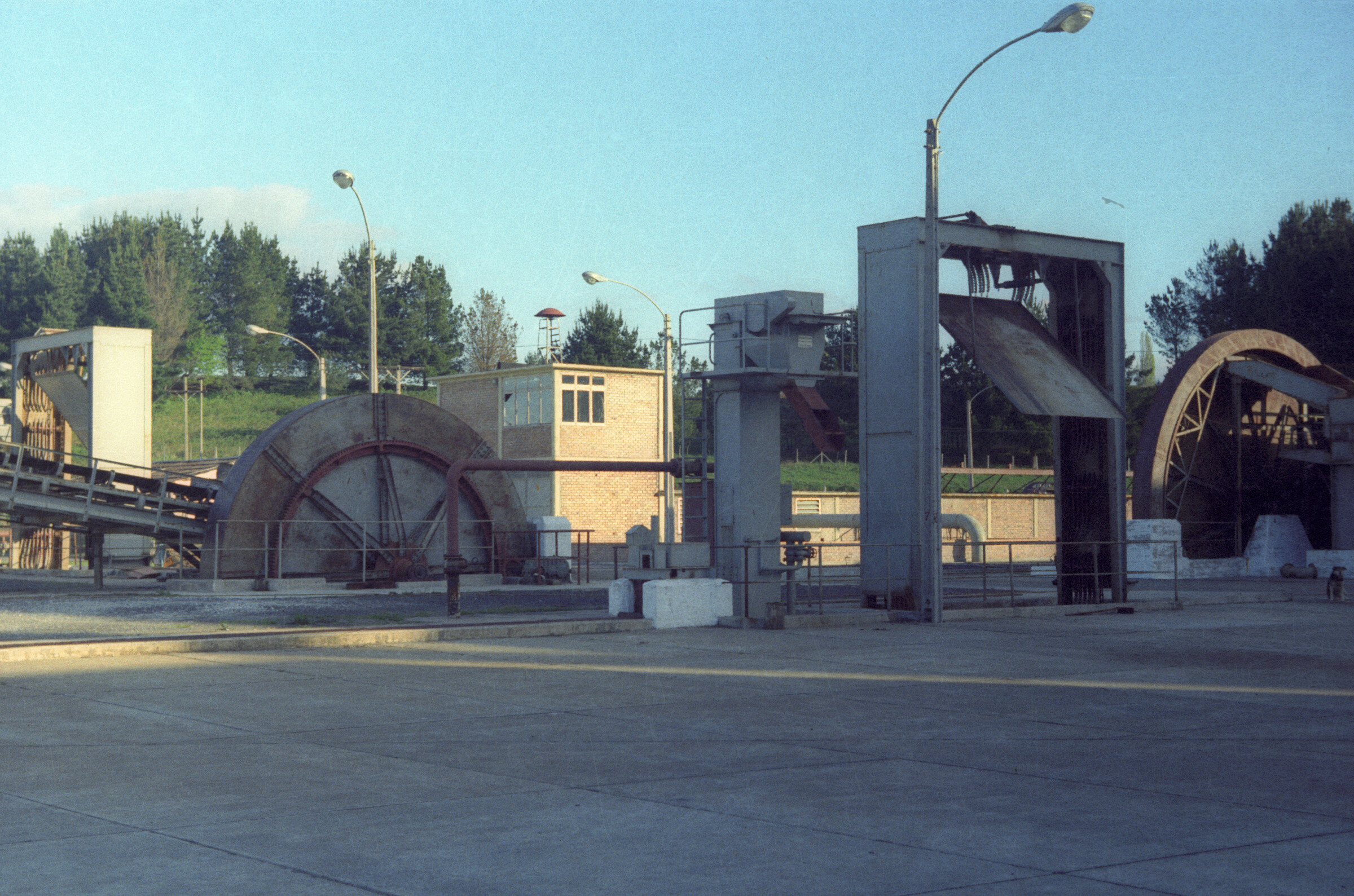 Plano general una maquinaria ubicada en el exterior de una industria no identificada