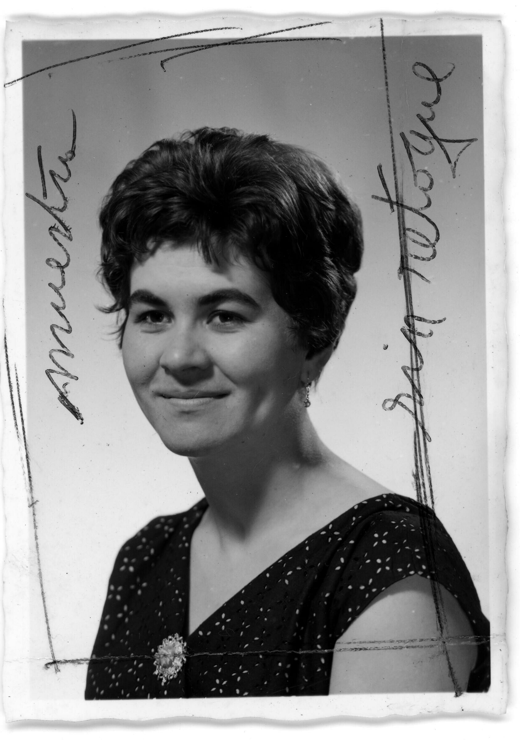 Retrato de estudio de Plano medio de Sonia Negrón, sonriendo mientras posa de Medio perfil