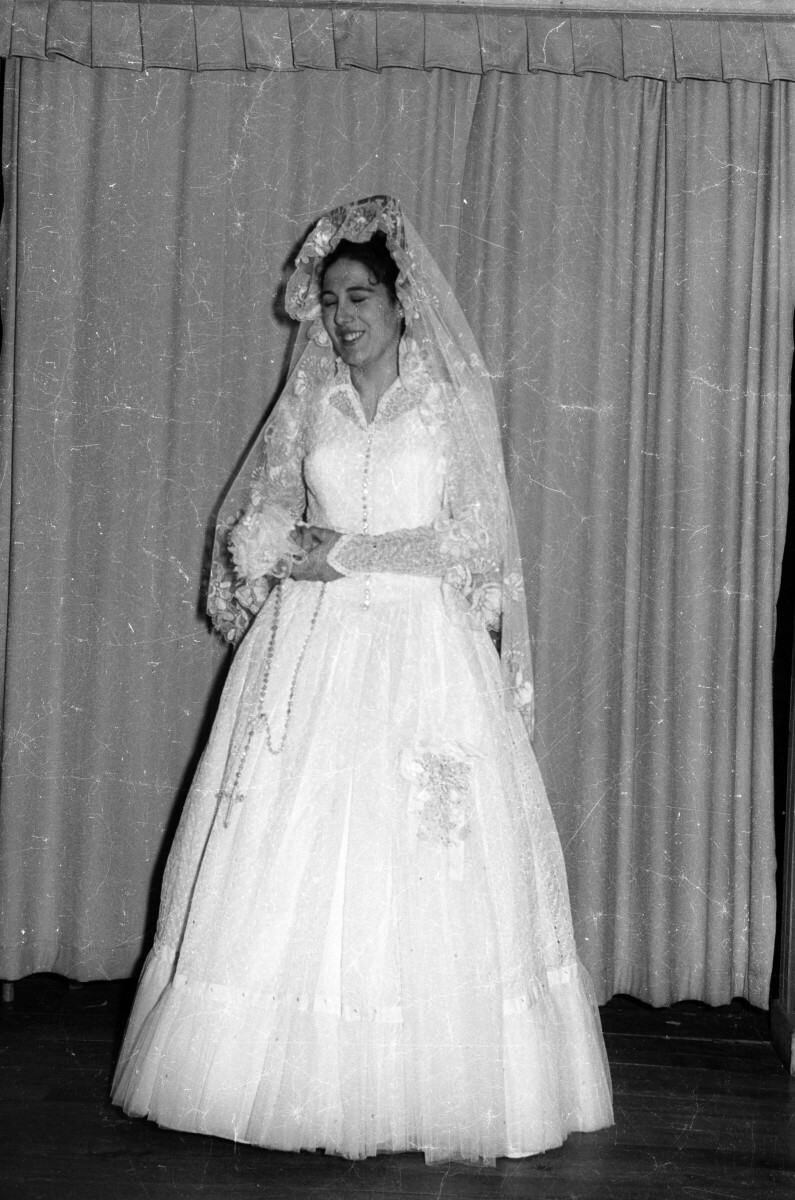 Retrato de estudio de Plano entero de novia de pie riendo