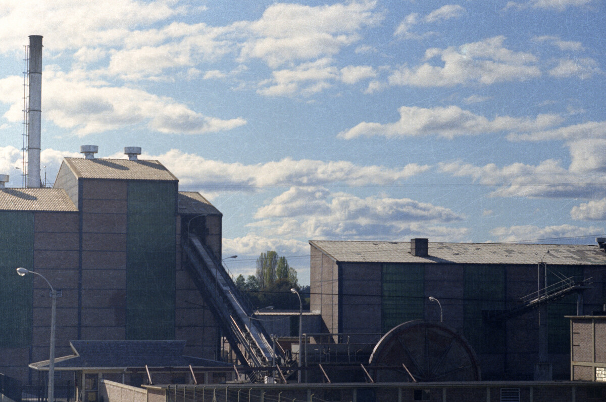 plano general de dos estructuras y maquinarias en el interior de la planta Colún