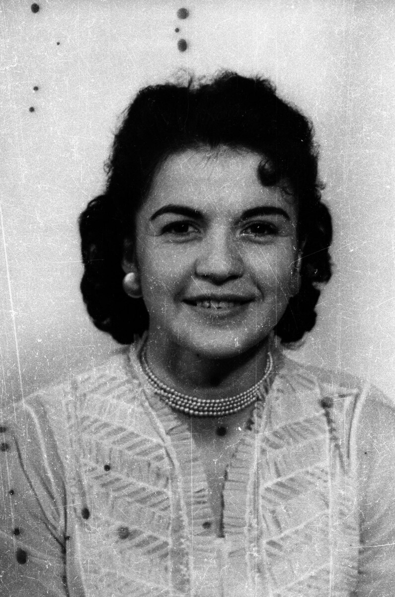 Retrato de estudio de Plano medio de Mujer sonriendo mirando hacia el frente