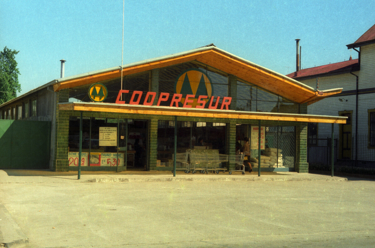 Plano general del supermercado Coopresur visto desde el estacionamiento