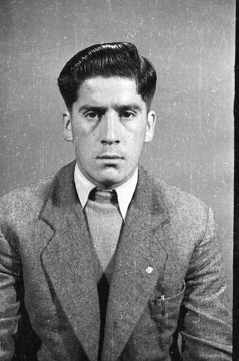 Retrato de plano medio de hombre posando de frente