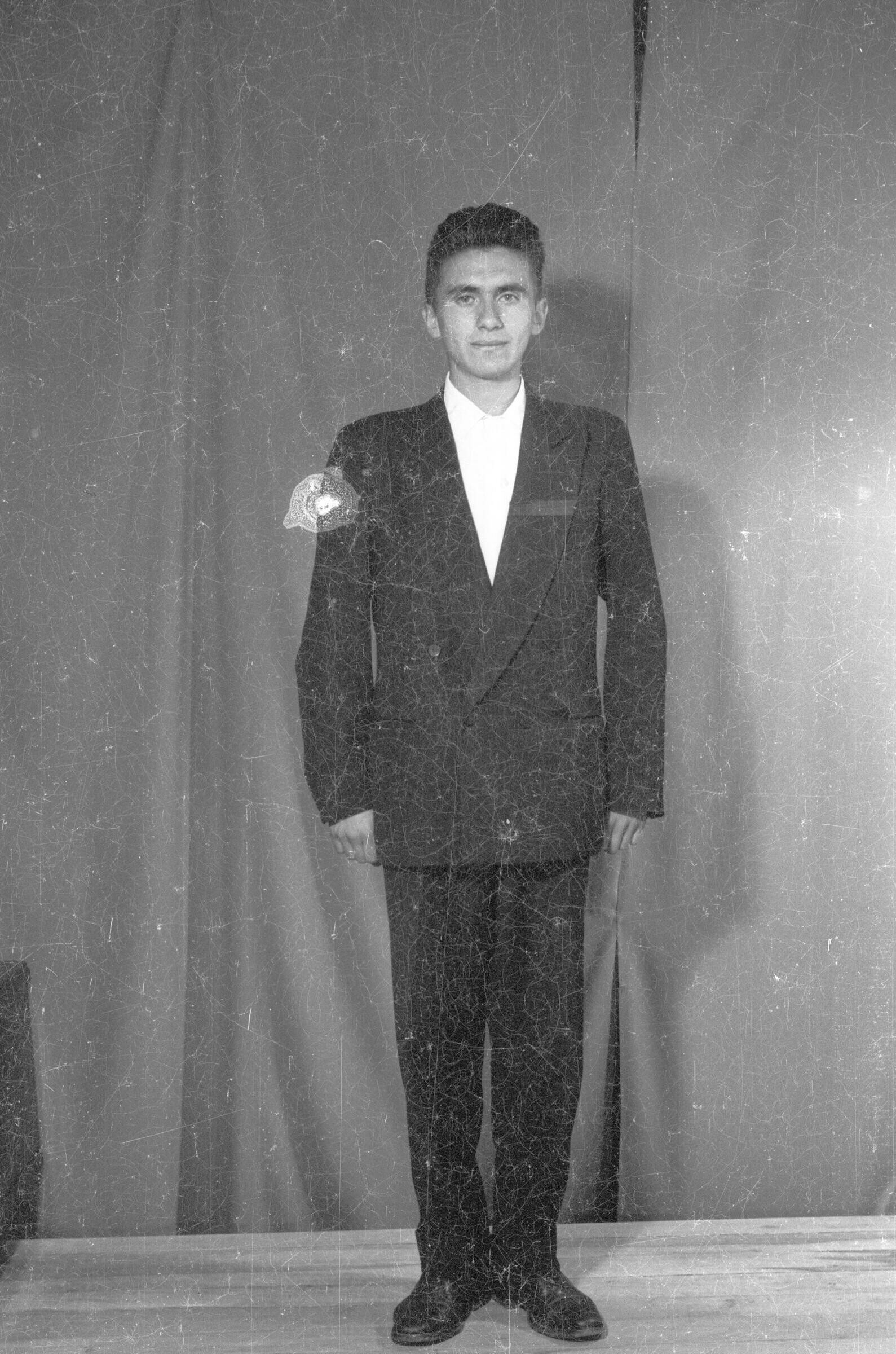 Retrato de estudio de Plano entero de un hombre de Traje posando de pie y de frente