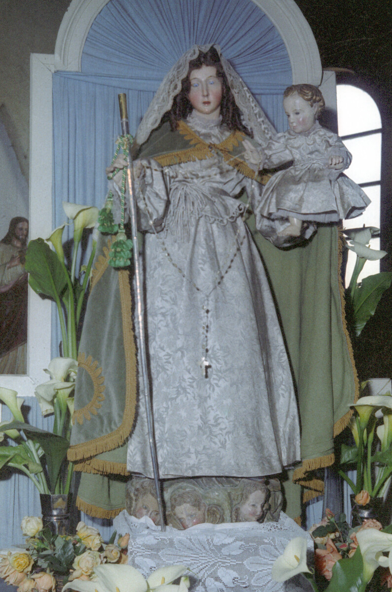 Vista superior de la plaza de la Concordia. Se puede observar la pileta y los edificios ubicados en calle Esmeralda