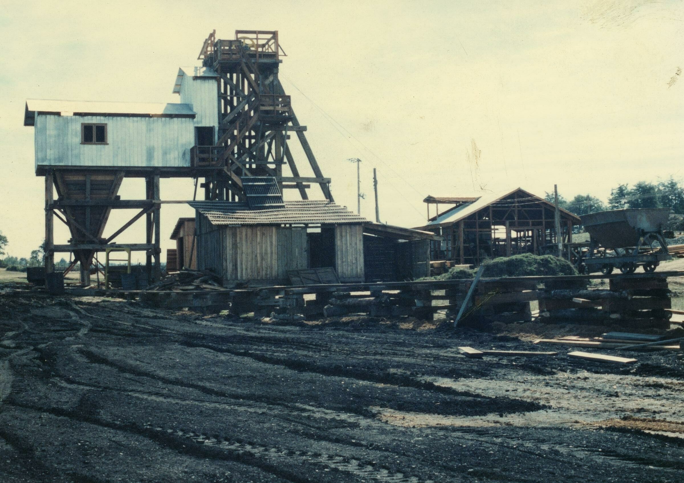 plano general de una torre y galpones ubicados en las faenas de la Compañía carbonífera San Pedro de Catamutún