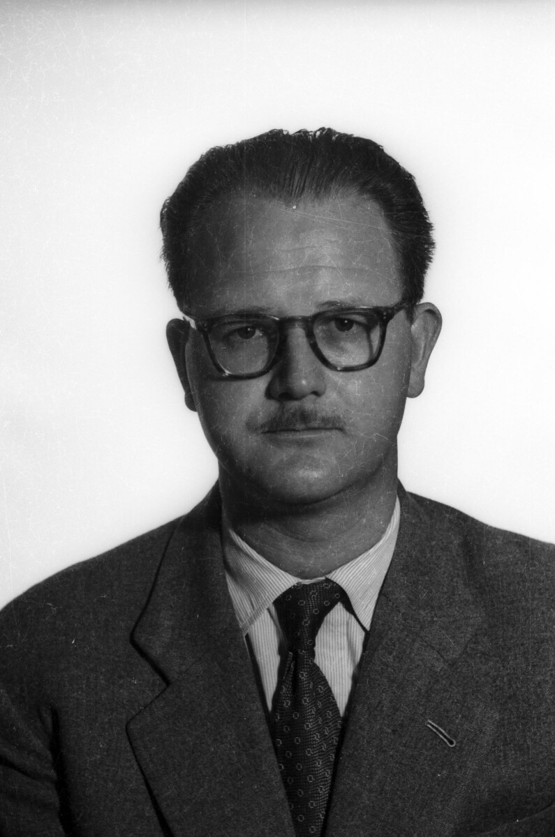 Retrato de estudio de Plano medio de un hombre de Traje y bigote, posando de frente