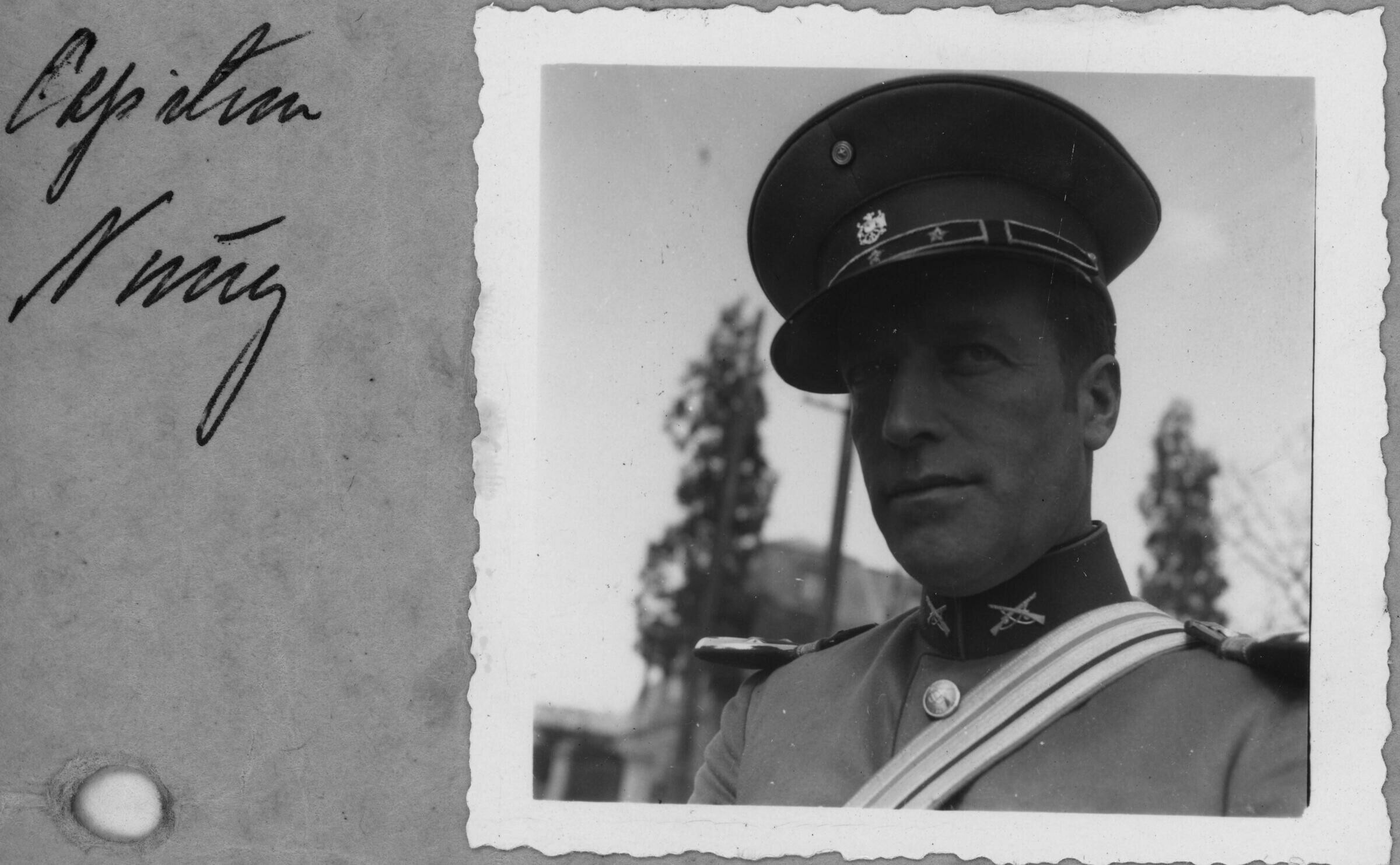 -Fotografía pegada sobre papel con la inscripción --Capitán Núñez-- La fotografía es un Retrato de plano medio largo  de un uniformado de carabineros, posando de Medio perfil-