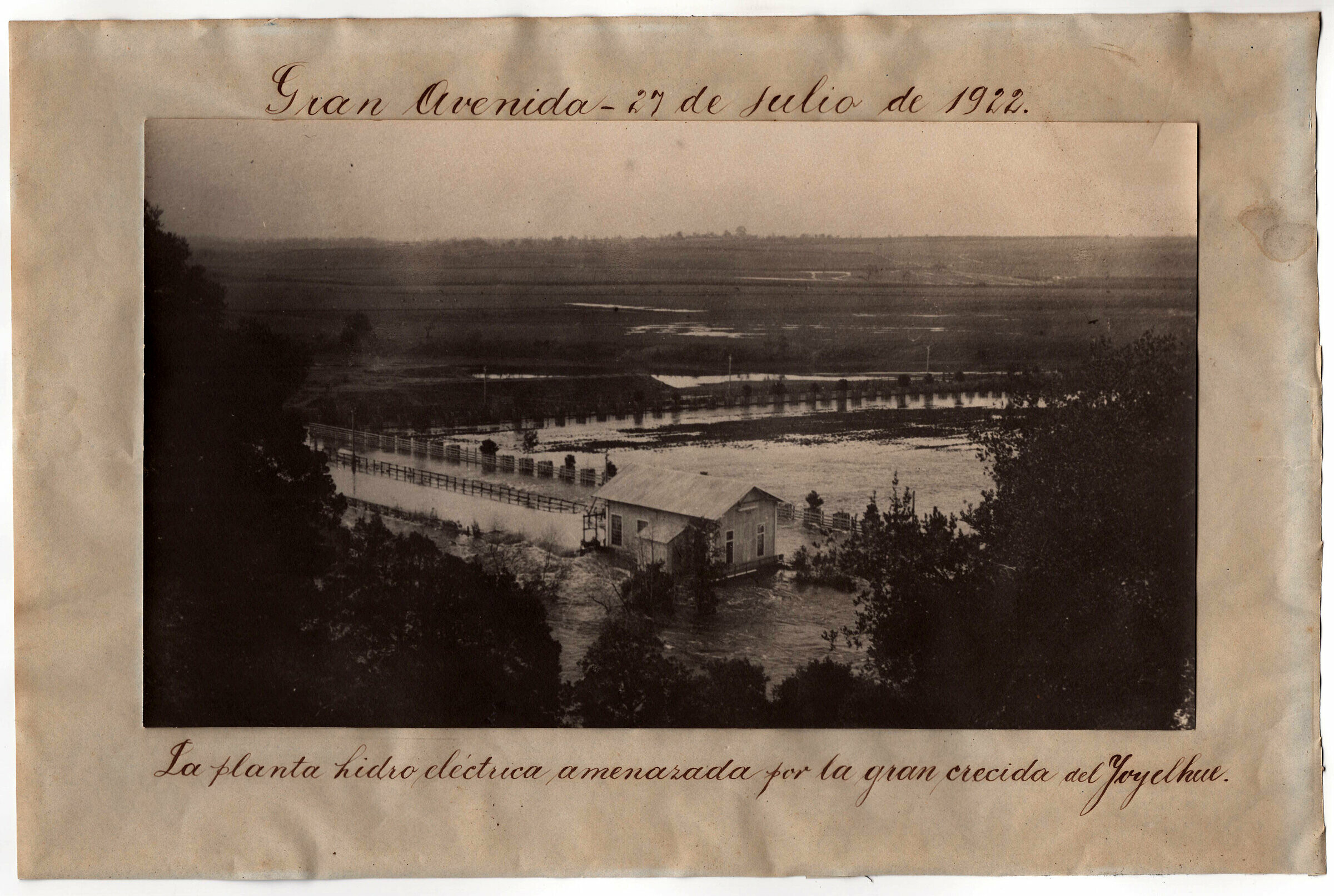 Vista desde las alturas de la planta hidroeléctrica del Llollelhue durante la avenida del río en 1922
