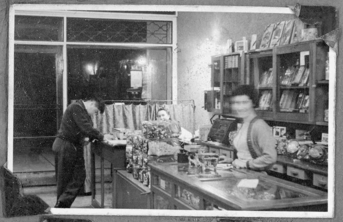 Vista interior de un local comercial con tres personas dentro.